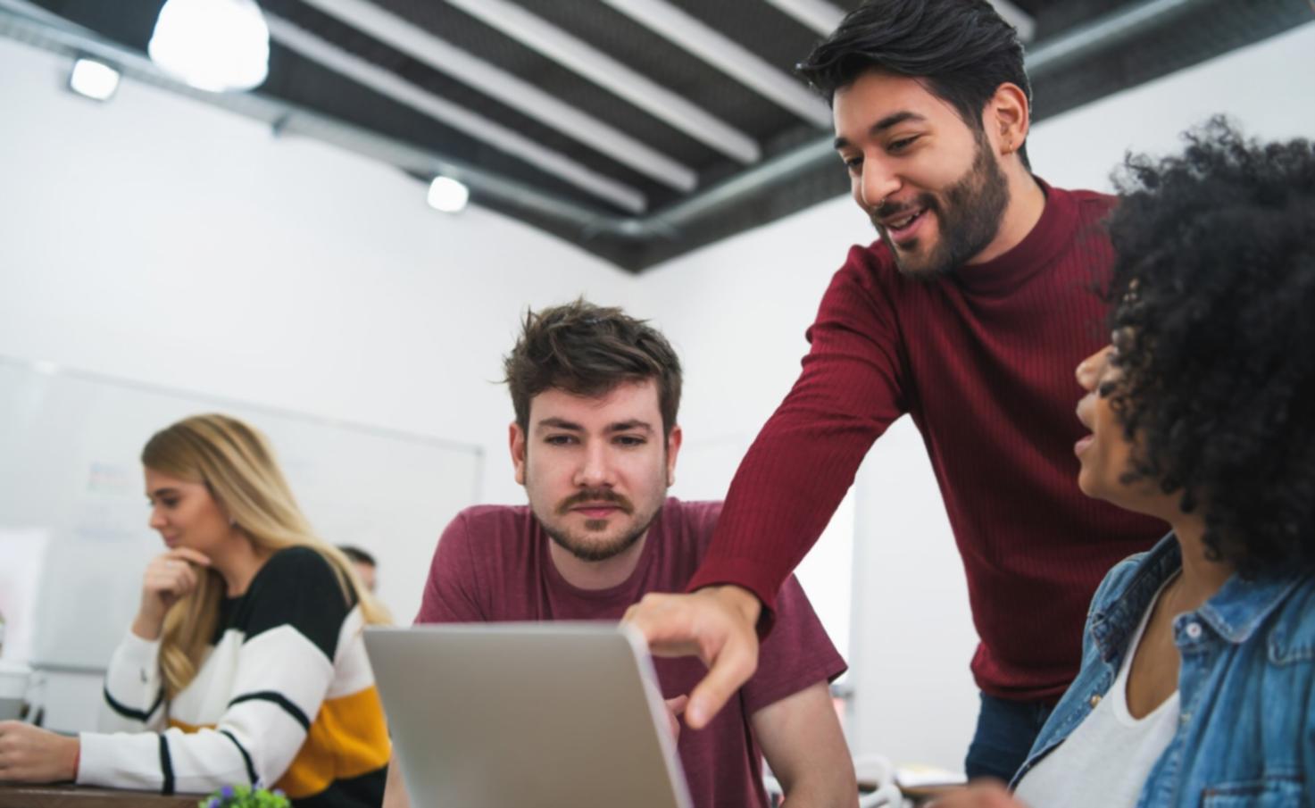 Profesionales analizando datos financieros